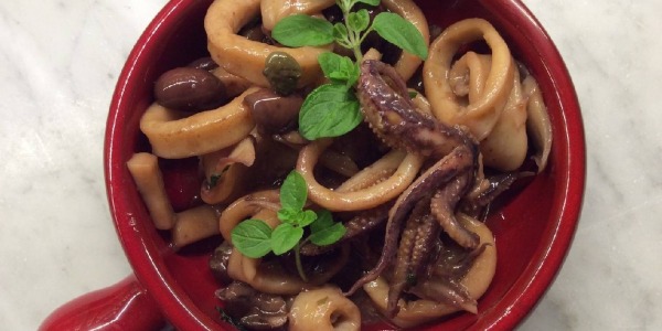 Calamari in umido con olive di Gaeta, capperi e maggiorana 
