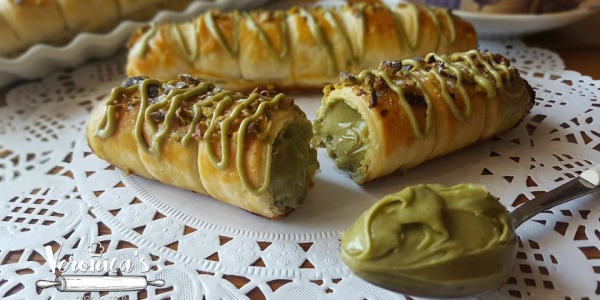 Involtini di pasta sfoglia con crema al pistacchio 